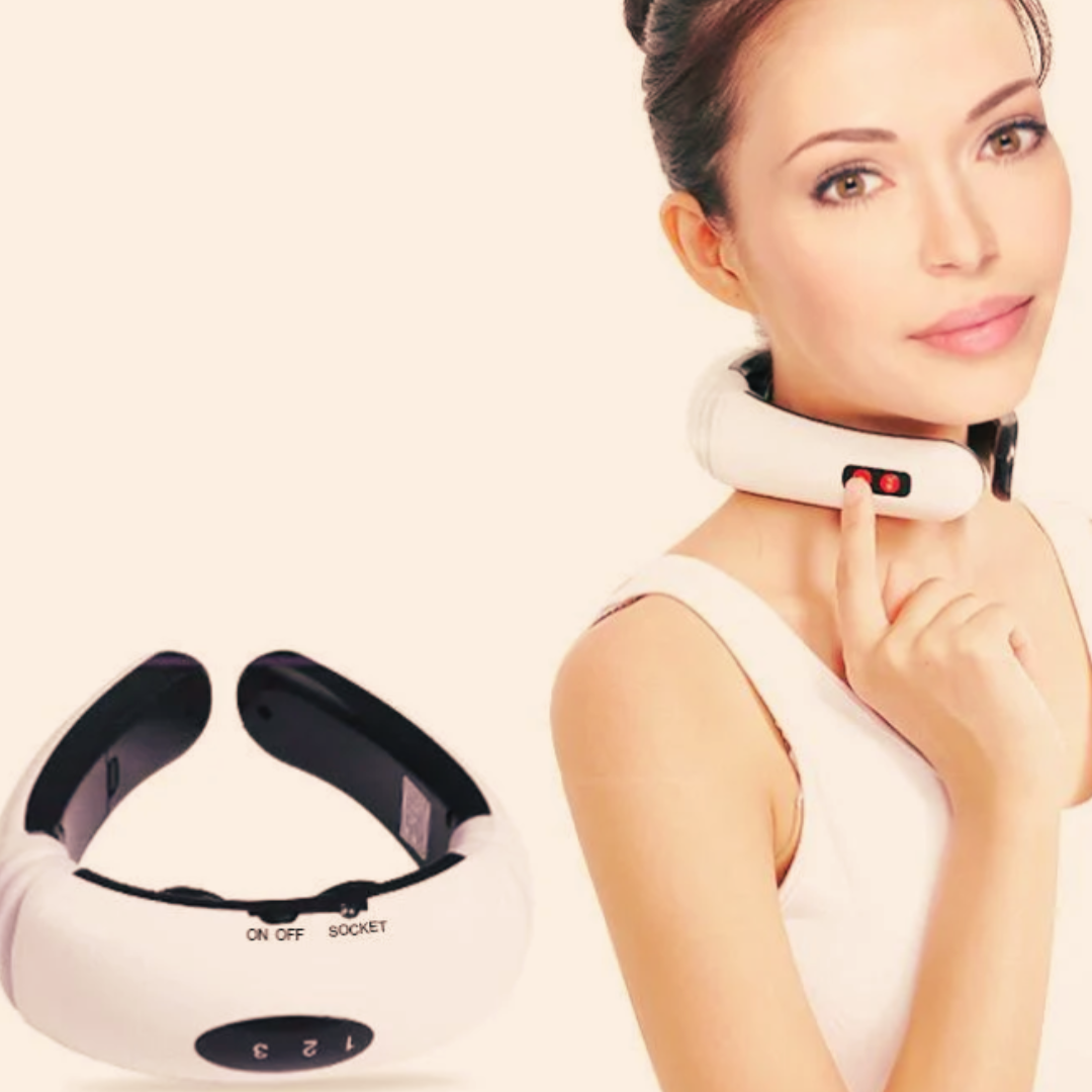 Mulher segurando massageador elétrico branco no pescoço, usando blusa branca, em fundo branco. Produto de bem-estar e autocuidado.