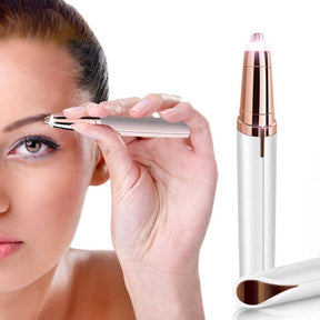 Mulher usando Caneta Depiladora de Sobrancelha com Led